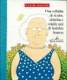 Uma velhinha de óculos, chinelos e vestido azul de bolinhas brancas